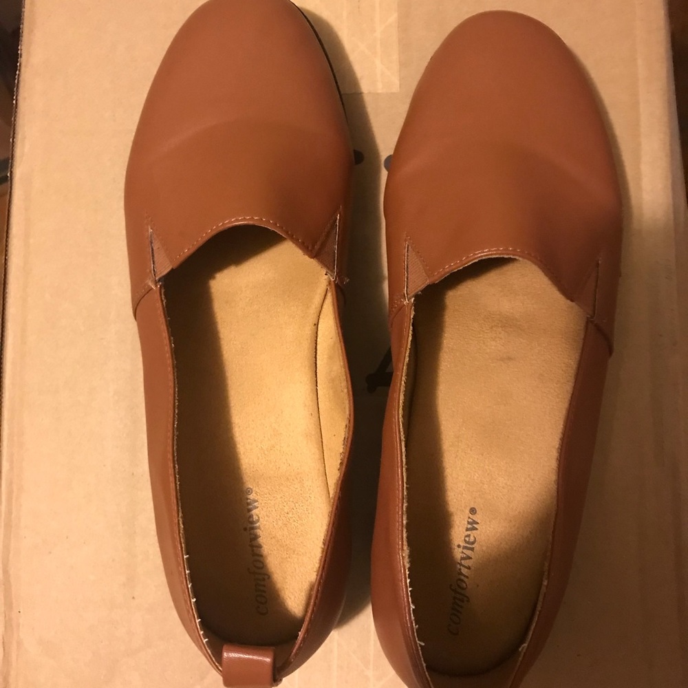 Pre-Owned Comfortview 10 1/2 WW Flats